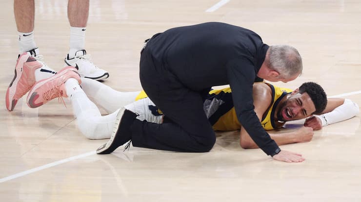 הליברטון בוכה על הפרקט, רגע לאחר הפציעה