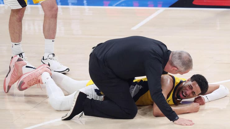 הליברטון בוכה על הפרקט, רגע לאחר הפציעה (צילום: Justin Ford / GETTY IMAGES NORTH AMERICA / AFP) הליברטון בוכה על הפרקט, רגע לאחר הפציעה