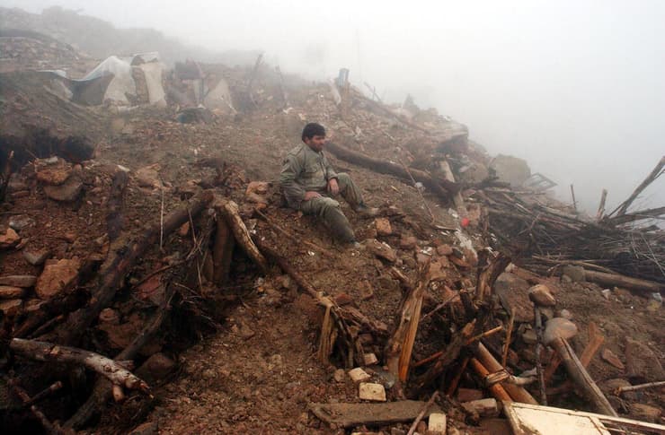 נזקי רעידת האדמה שפקדה את איראן, פברואר 2005