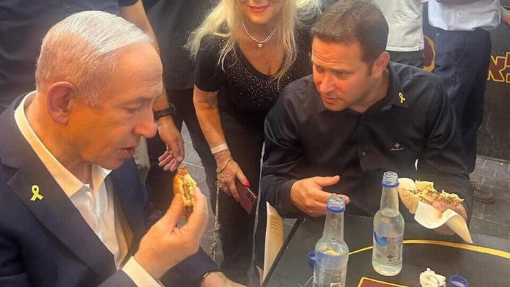 ראש הממשלה בנימין נתניהו ביקר בזירת הנפילה בראשון לציון ובפלאפל שושנה