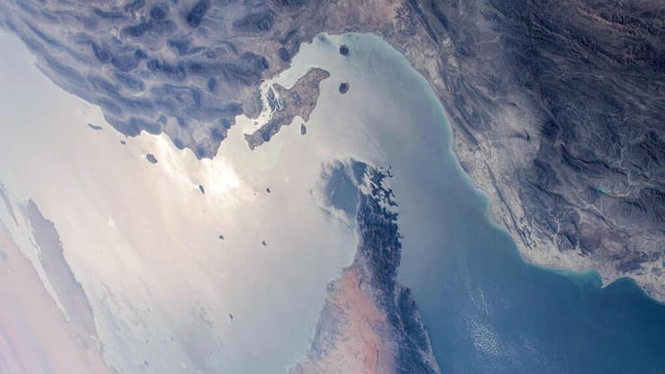צילום לוויין של מצר הורמוז (צילום: AFP PHOTO / NASA) ארכיון צילום לויין מיצרי הורמוז איראן מפרץ עומאן