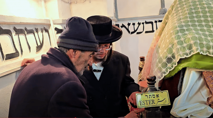 אברהם במקום שבו על פי המסורת קבורים מרדכי ואסתר