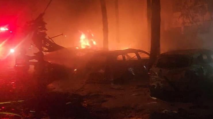 מכוניות עולות באש בזירת הנפילה בשכונת נווה שאנן בחיפה