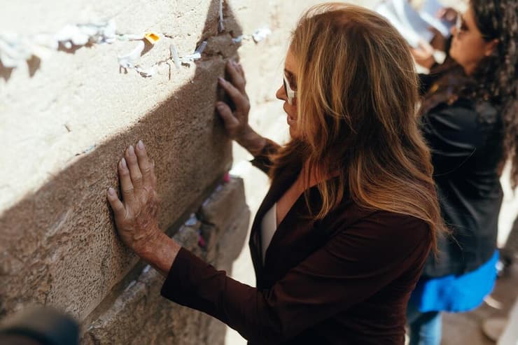 קייטלין ג'נר בכותל