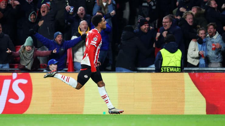 יחזור לגרמניה? טילמן חוגג במדי איינדהובן (צילום: Dean Mouhtaropoulos/Getty Images) יחזור לגרמניה? טילמן חוגג במדי איינדהובן