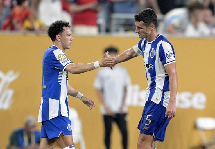 שחקן פורטו פפה עם איבן מרקאנו