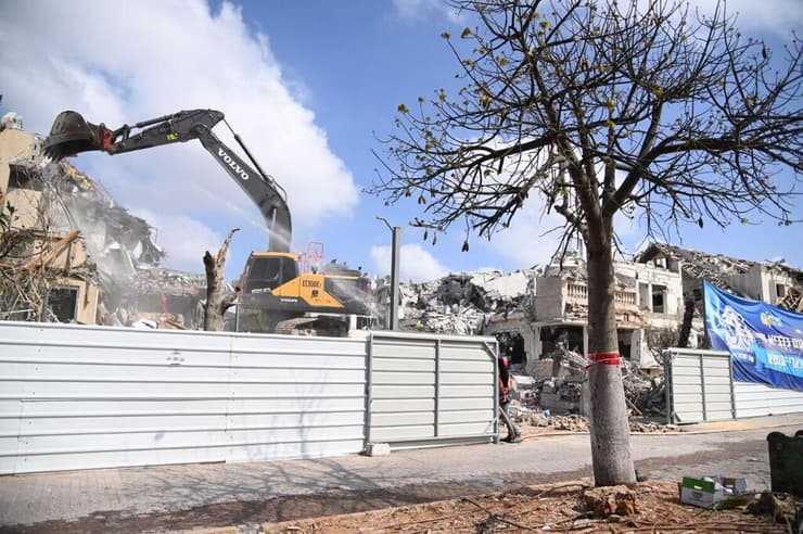 הריסה מבוקרת של חמישה בתים בראשון לציון, בשכונת נווה ים  שנפגעו פגיעה ישירה במטח האיראני