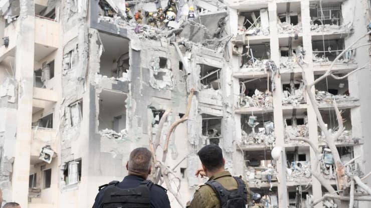 זירת פגיעת הטיל בבאר שבע (צילום: דובר צה"ל ) כוחות החילוץ של פיקוד העורף בזירת הנפילה בבאר שבע