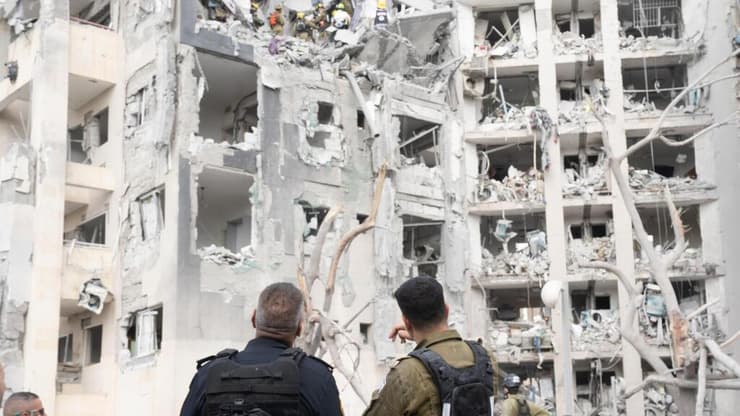 כוחות החילוץ של פיקוד העורף בזירת הנפילה בבאר שבע (צילום: דובר צה"ל ) כוחות החילוץ של פיקוד העורף בזירת הנפילה בבאר שבע