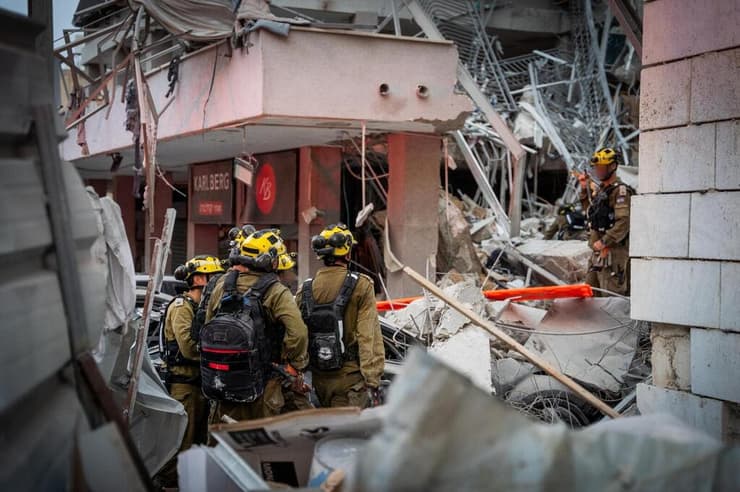 כוחות החילוץ של פיקוד העורף בזירת הנפילה בבאר שבע