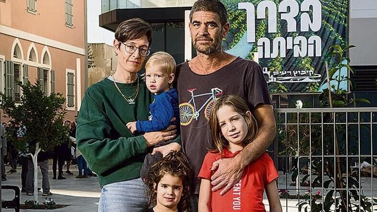 אורון ורן גלבנד, והילדים אביב ואורי עם האחיינית אורי בפלורנטין