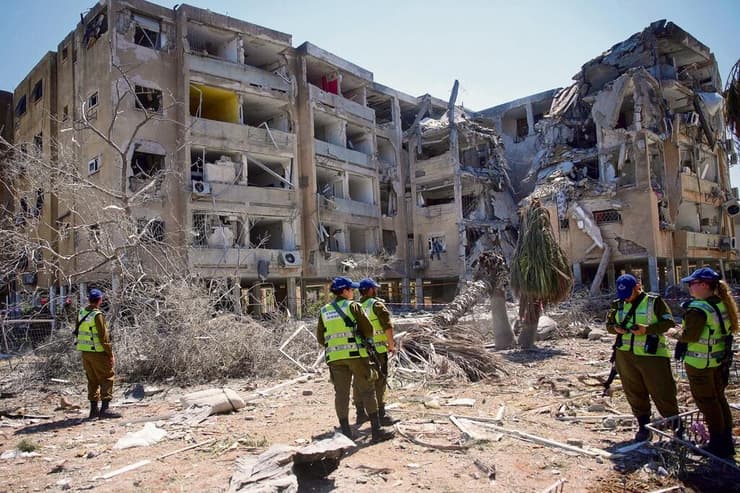 חולון, 38 בניינים ניזוקו קשה בעיר (צילום: Ohad Zwigenberg/AP) זירת הנפילה בחולון כתוצאה מפגיעת טיל בליסטי ששוגר מאיראן