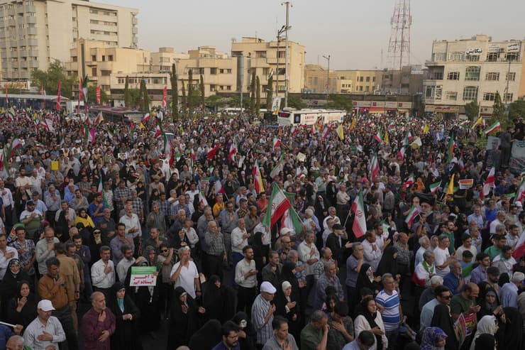 חגיגות "ניצחון" בטהרן איראן אחרי הפסקת האש עם ישראל