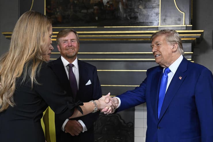 טראמפ עם מלך הולנד וילם-אלכסנדר  פסגת נאט"ו ב האג הולנד