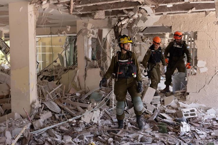 לוחמי פלח"צ ויחצ"א שטיפלו בזירת הנפילה בתל אביב