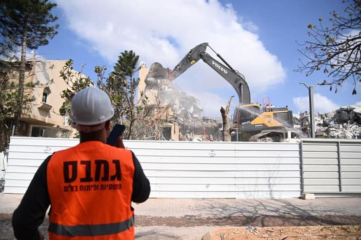 הריסה מבוקרת של חמישה בתים בראשון לציון, בשכונת נווה ים  שנפגעו פגיעה ישירה במטח האיראני