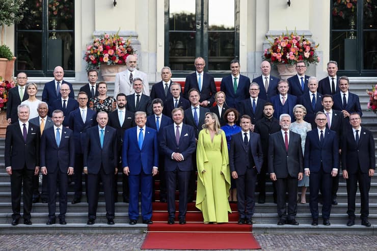 נשיא ארה"ב טראמפ עם מנהיגי נאט"ו בפסגה ב האג הולנד