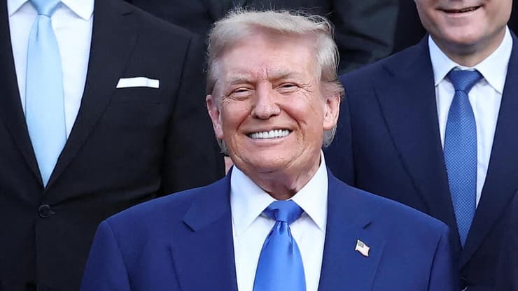 נשיא ארה"ב טראמפ לצד נשיא טורקיה ארדואן פסגת נאט"ו ב האג הולנד