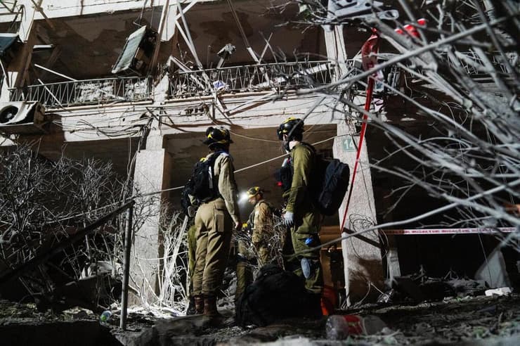 כוחות החילוץ של פיקוד העורף בזירת הנפילה בבאר שבע