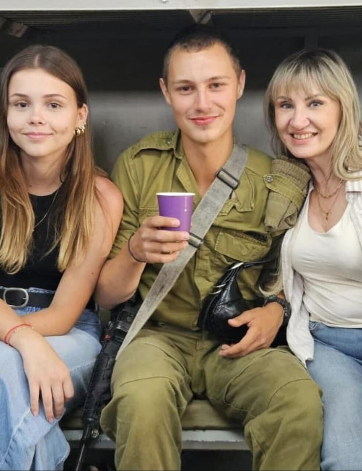 מיכל זקס רב"ט איתן זקס ונועה בוגוסלבסקי