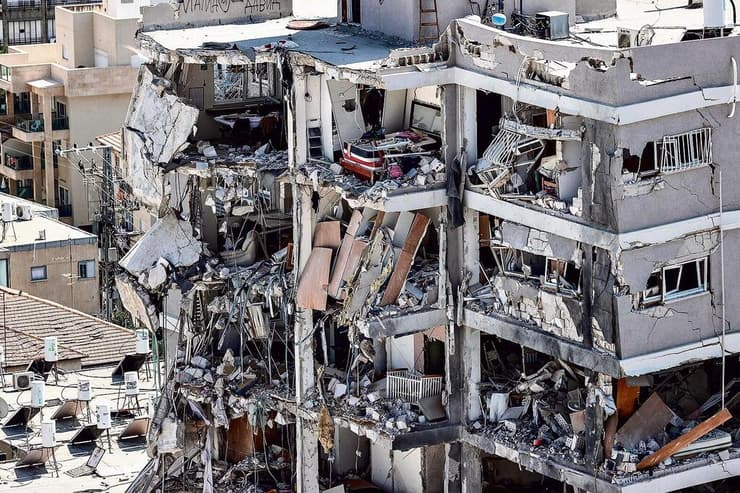 זירת הנפילה בבת ים. "ההרס הזה - זה מה שהיה עד לפני רגע הבית החם והאוהב שלי" (צילום: גיל נחושתן) זירת הנפילה בבת ים כתוצאה מפגיעת הטיל הבליסטי ששוגר מאיראן