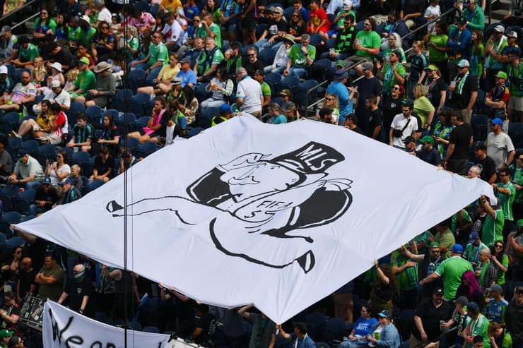 אוהדי סיטאל סאונדרס מניפים שלט נגד פיפ"א וה-MLS