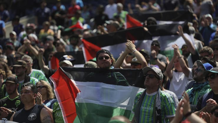 אוהדי סיטאל סאונדרס מניפים דגלי פלסטין