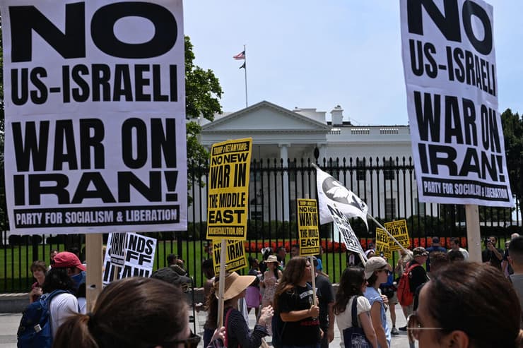 שלטים נגד המלחמה באיראן ליד הבית הלבן בוושינגטון (צילום: Alex Wroblewski / AFP) שלטים נגד מלחמה באיראן ליד הבית הלבן