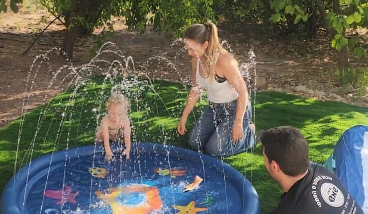 ענבר ודן הקטן משתעשעים במים. "המצב הנוכחי מקרב את ההחלטה לחזור לפה" (צילום: אוסף פרטי) ענבר ודן הקטן משתעשעים במים