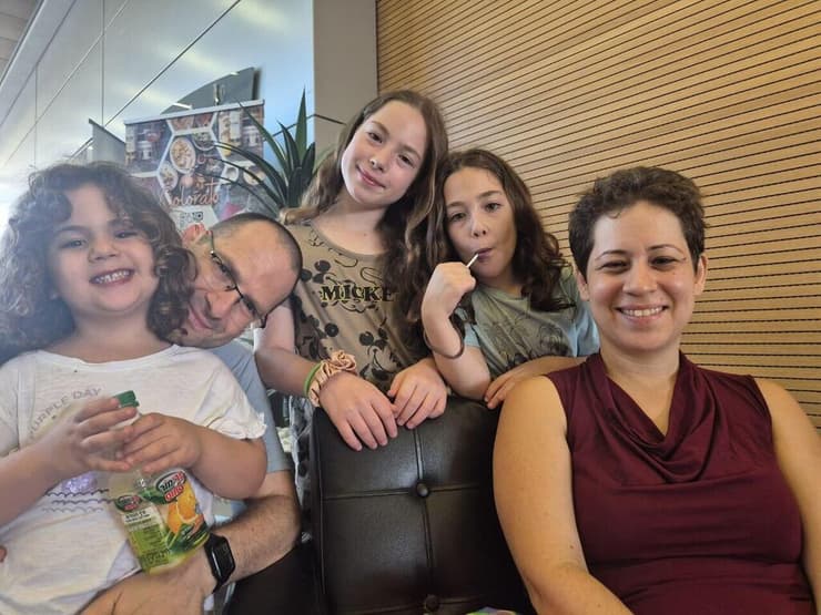 תמר סתר ומשפחתה אחרי הפגיעה בבניין המגורים בבאר שבע. "דאגתי למשפחה במרכז ובסוף הפגיעה הייתה כאן" (צילום: אילנה קוריאל ) תמר סטר ומשפחתה אחרי הפגיעה בבניין המגורים בבאר שבע
