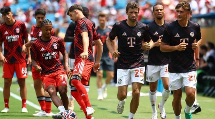 שחקני הקבוצות מתחממים (רויטרס) שחקני הקבוצות מתחממים