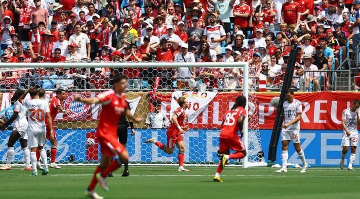 שיילדרופ ושחקני בנפיקה חוגגים (רויטרס) שיילדרופ ושחקני בנפיקה חוגגים