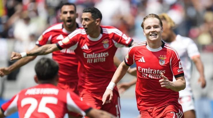 שיילדרופ ושחקני בנפיקה חוגגים (IMAGO) שיילדרופ ושחקני בנפיקה חוגגים