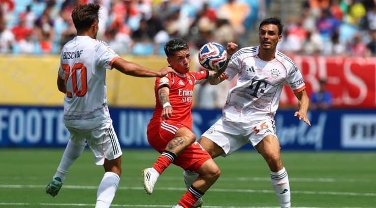 ג'יאנלוקה פרסטיאני בין שחקני באיירן (רויטרס) ג'יאנלוקה פרסטיאני בין שחקני באיירן