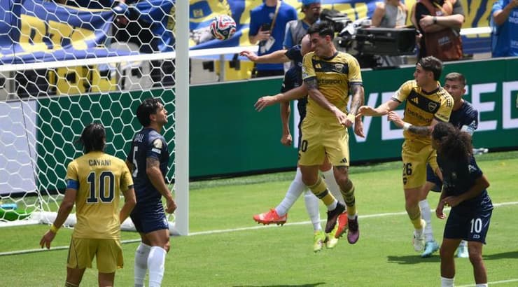 לאוטרו די יולו נוגח אל עבר השער (רויטרס) לאוטרו די יולו נוגח אל עבר השער