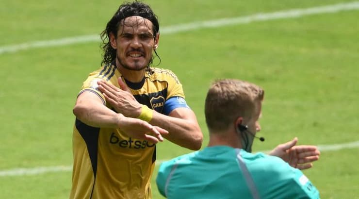 אדינסון קבאני מתלונן לעבר השופט (רויטרס) אדינסון קבאני מתלונן לעבר השופט