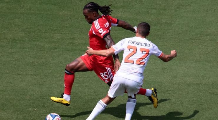 רנאטו סאנצ'ס מול רפאל גריירו (רויטרס) רנאטו סאנצ'ס מול רפאל גריירו