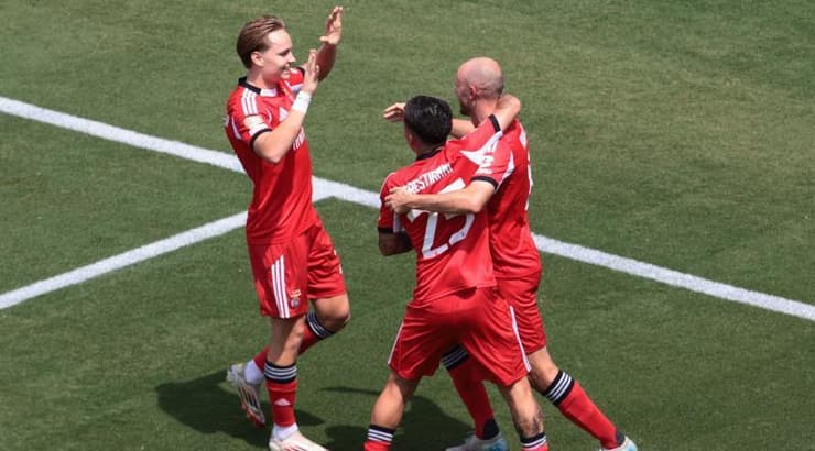 שחקני בנפיקה חוגגים (רויטרס) שחקני בנפיקה חוגגים