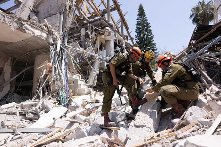 לוחמי פלח"צ ויחצ"א שטיפלו בזירת הנפילה בתל אביב