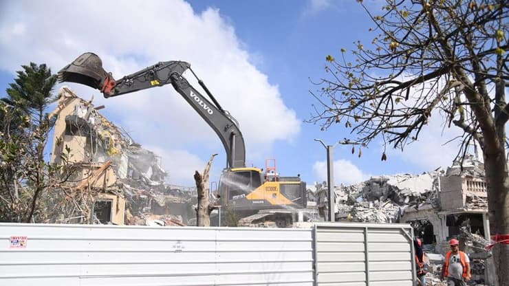 הריסה מבוקרת של חמישה בתים בראשון לציון, בשכונת נווה ים  שנפגעו פגיעה ישירה במטח האיראני