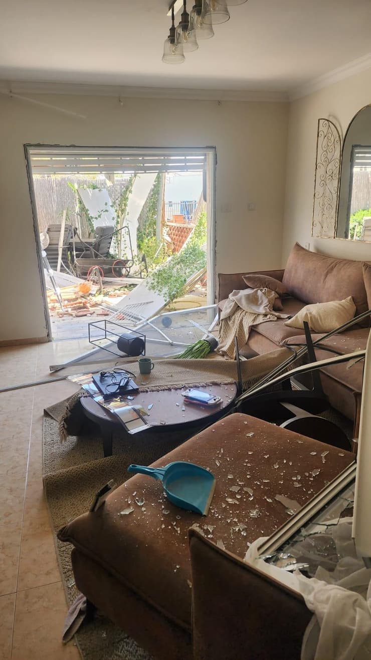 הפגיעה בביתו של אורן כהן (צילום פרטי) הפגיעה בביתו של אורן כהן