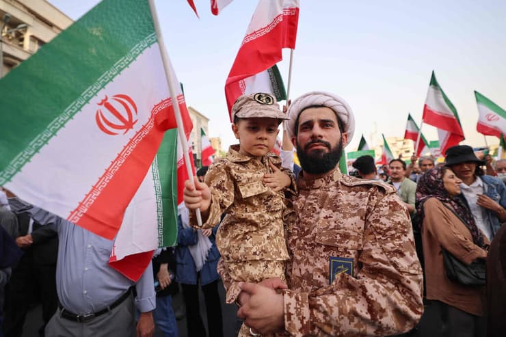 חגיגות "ניצחון" בטהרן איראן אחרי הפסקת האש עם ישראל