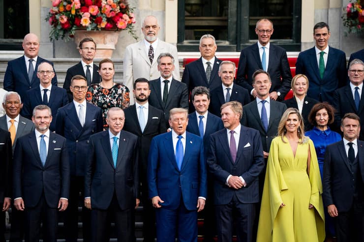 נשיא ארה"ב טראמפ עם מנהיגי נאט"ו בפסגה ב האג הולנד