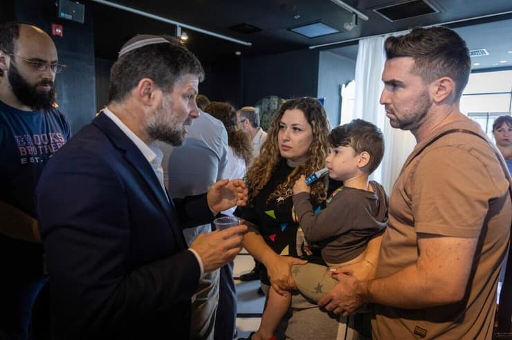 שריינר ושגיא קין עם בנם מייקל במפגש עם שר האוצר ב"לאונרדו בוטיק". "עד עכשיו כל מה שקיבלנו היה מתרומות ולא מהמדינה" (צילום: אביגיל עוזי) נינה שריינר ושגיא קין עם בנם מייקל במפגש עם שר האוצר במלון "לאונרדו בוטיק"