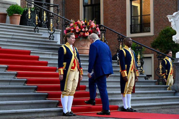 נשיא ארה"ב טראמפ מגיע ל פסגת מנהיגי נאט"ו ב האג הולנד