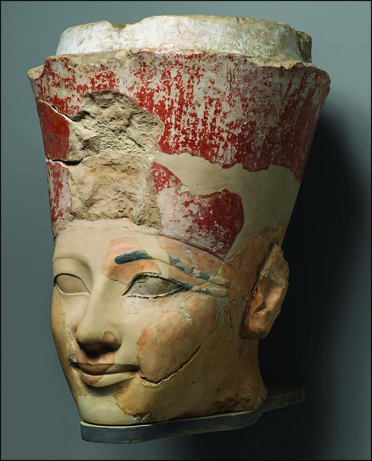 אחד מפסליה של חתשפסות מדיר אל-בחרי, שהתגלה בחפירות בשנות ה-20 וה-30 של המאה ה-20. הוא היה שבור לכמה חלקים כאשר התגלה ומאז הורכב מחדש לפני שהוצג במוזיאון המטרופוליטן לאמנות בניו יורק (צילום: The Metropolitan Museum of Art) אחד מפסליה של חתשפסות מדיר אל-בחרי, שהתגלה בחפירות בשנות ה-20 וה-30 של המאה ה-20. הוא היה שבור לכמה חלקים כאשר התגלה ומאז הורכב מחדש לפני שהוצג במוזיאון המטרופוליטן לאמנות בניו יורק