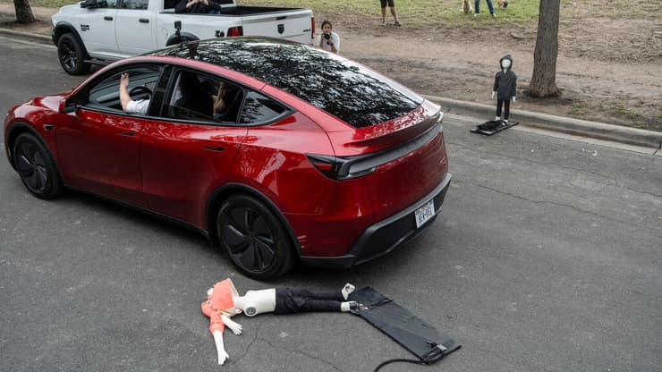 ניסויי הבטיחות של הרובוטקסי של טסלה (רויטרס) ניסויי הבטיחות של הרובוטקסי של טסלה