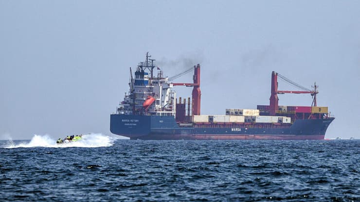 אוניה במיצרי הורמוז. התעבורה כמעט נעצרה (צילום: Giuseppe CACACE / AFP) אוניה מיצרי הורמוז עומאן