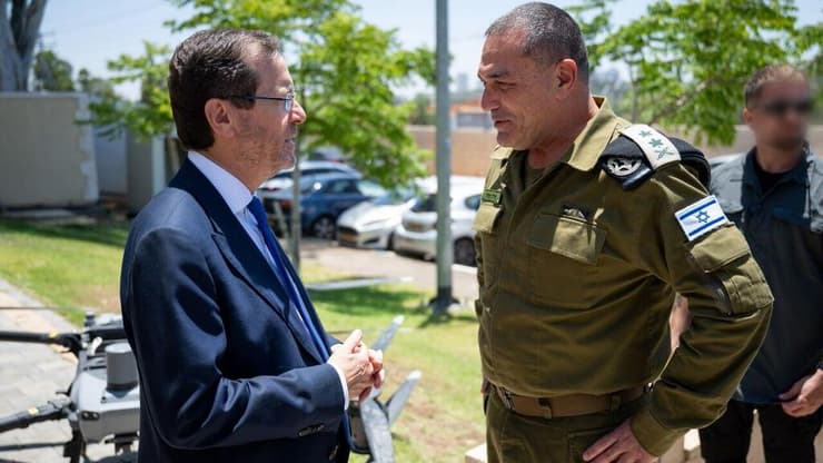 נשיא המדינה יצחק הרצוג והרמטכ"ל אייל זמיר ביקרו בבסיס אגף התקשוב וההגנה בסייבר