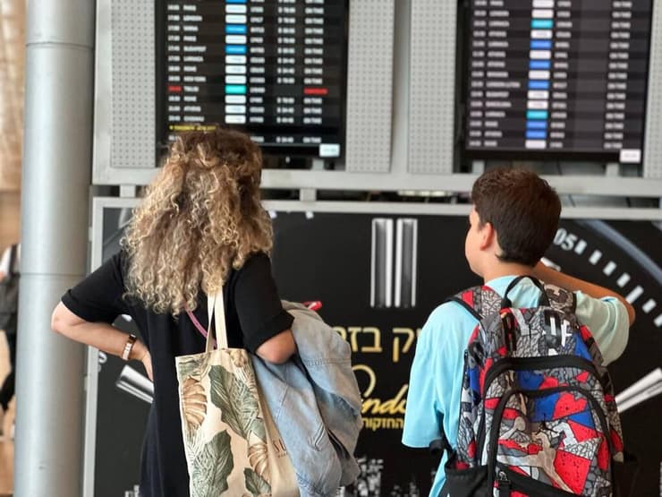 נתב"ג, הבוקר. לוח הטיסות מתחיל להתמלא